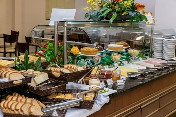 Sudah termasuk sarapan prasmanan setiap hari