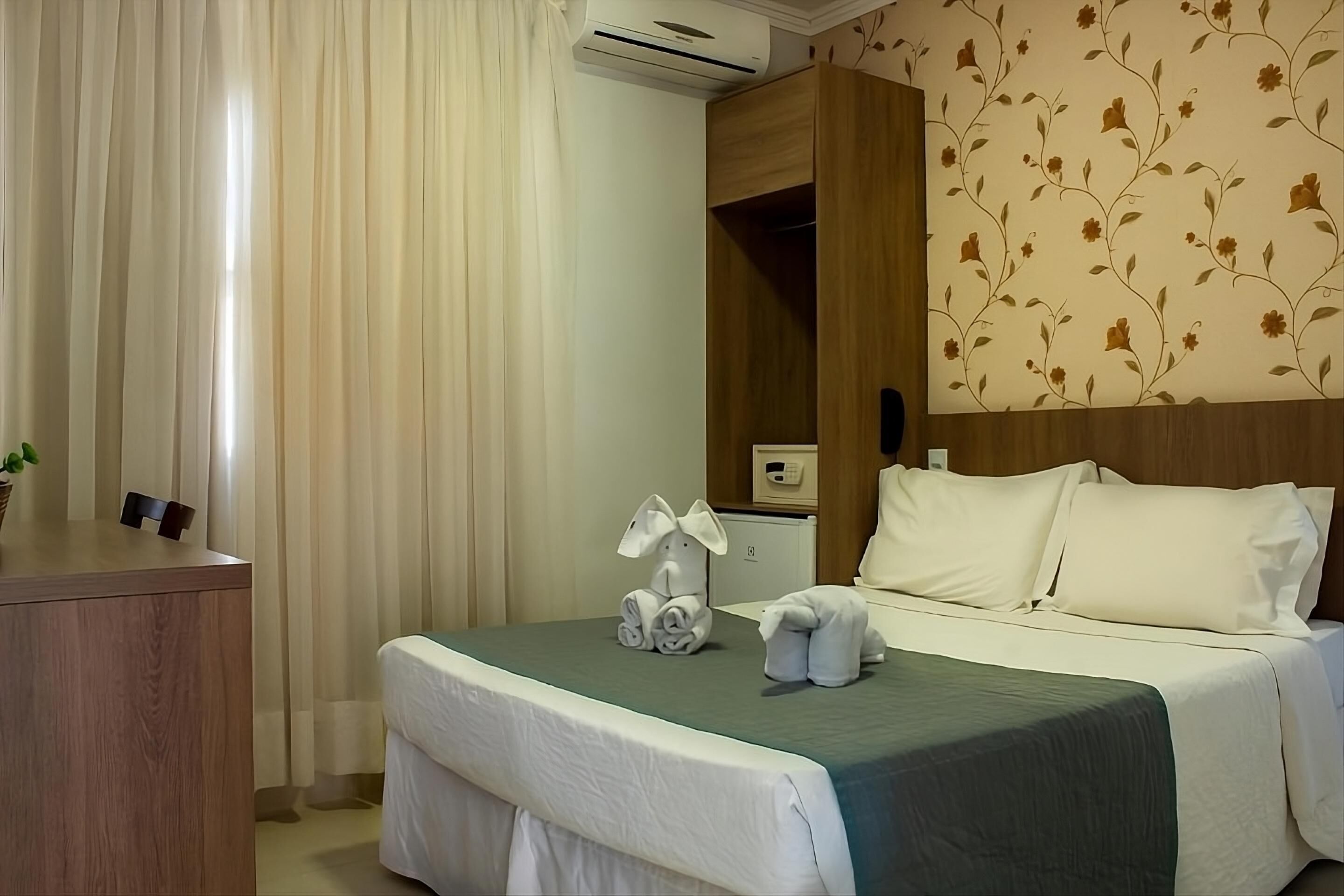 In-room safe, free WiFi, bed sheets