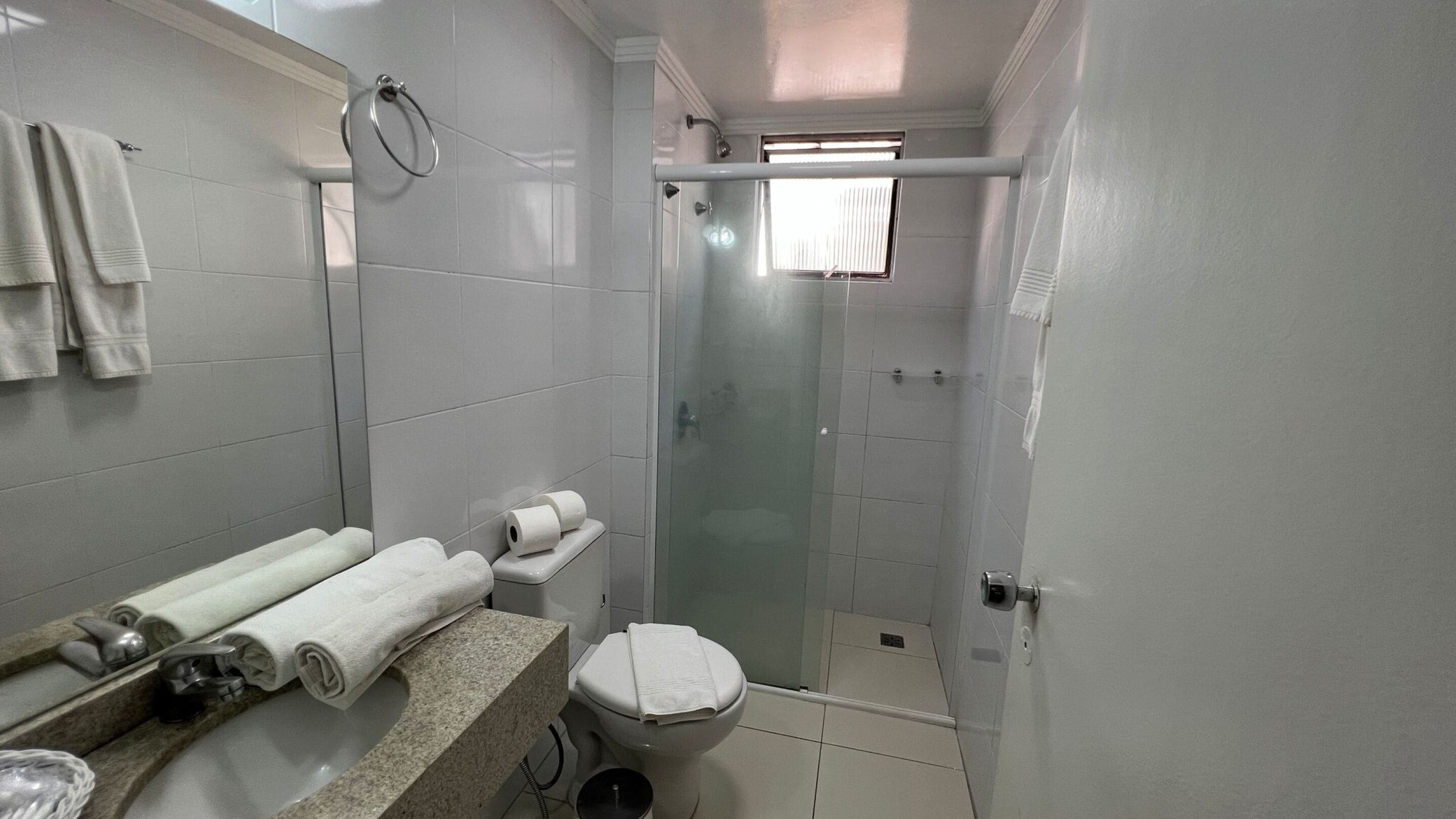 Ein Badezimmer mit Toilette, Waschbecken und Duschkabine.
