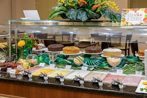 Café da manhã com buffet grátis todos os dias