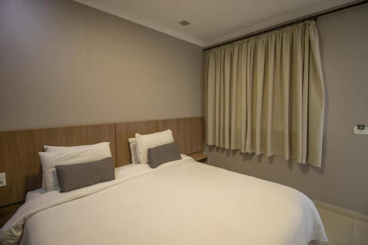 Cofres nos quartos, Wi-Fi de cortesia, roupa de cama