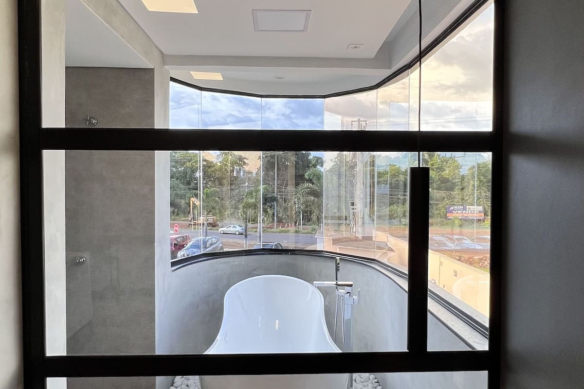 suite casal premium | bathroom | shower, hair dryer, towels