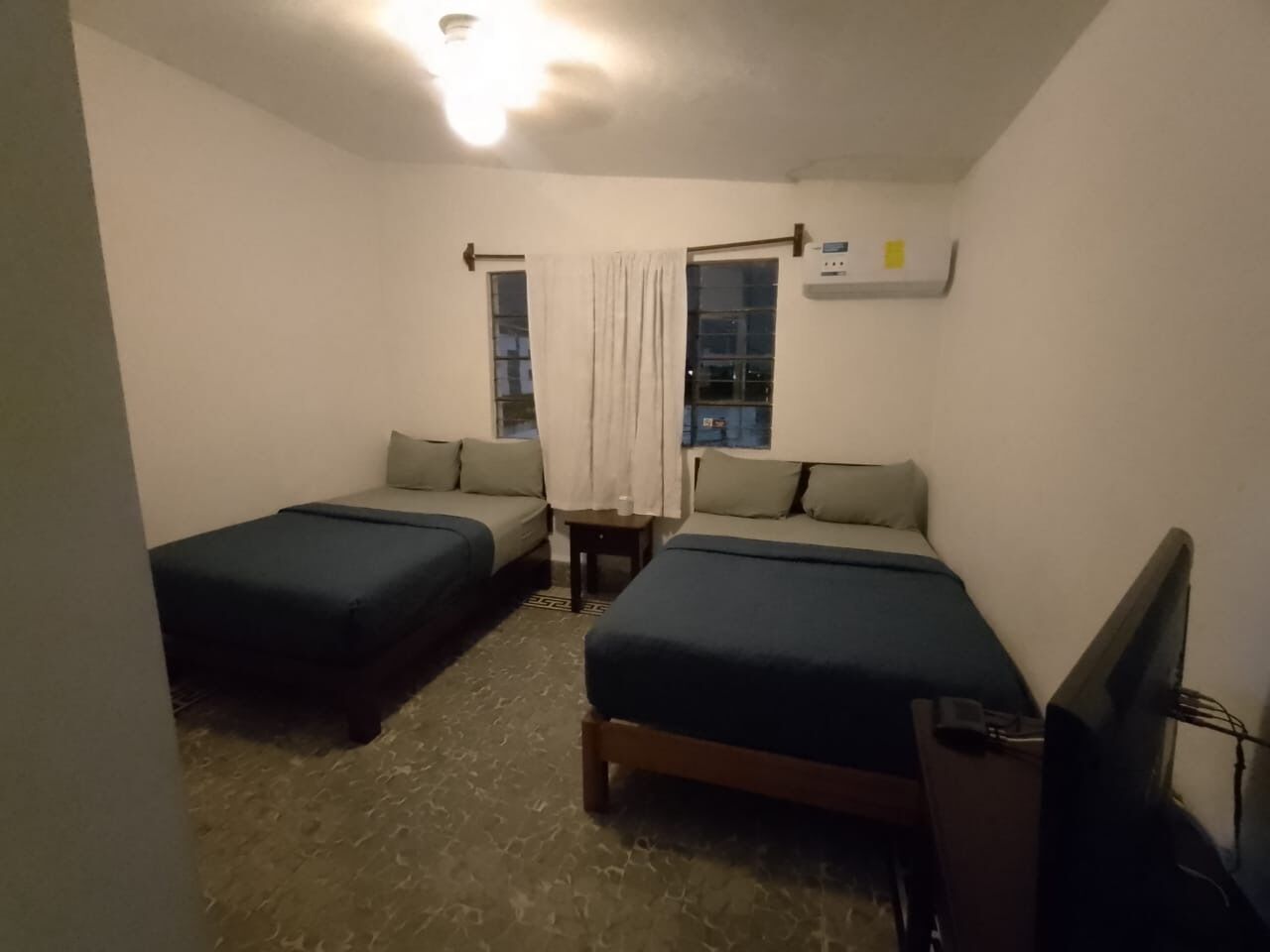 Habitación cuádruple estándar | Ropa de cama de alta calidad, edredón, wifi gratis y ropa de cama 