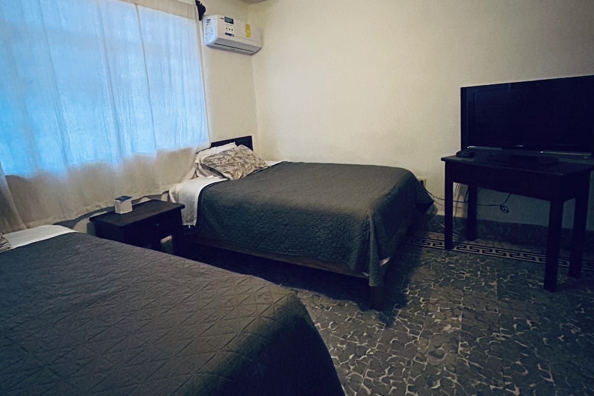 Standaard vierpersoonskamer | Luxe beddengoed, donzen dekbedden, gratis wifi, beddengoed
