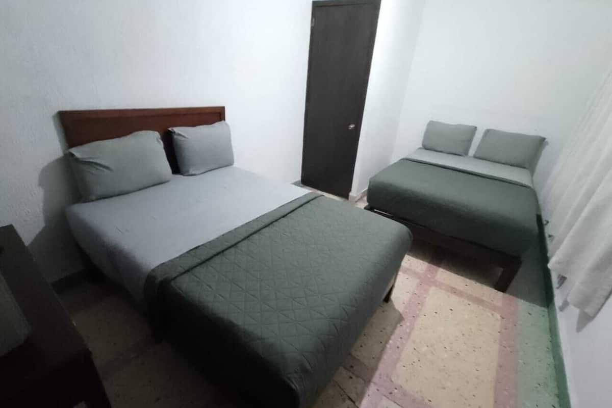 Ropa de cama de alta calidad, cubrecamas, wifi gratis y ropa de cama