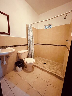 Suihku, sadesuihkupää, ilmaiset hygieniatuotteet, pyyhkeet