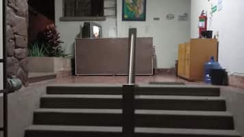 En 50-tommers TV med kabel-kanaler