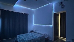 A bedroom with a bed, a ceiling fan, and a door leading to another room. - Suites Ripoll Córdoba (Córdoba)