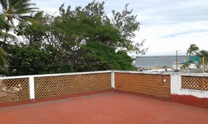 A balcony with a view of the sea and a sign indicating directions to Villa del Mar, Moca, and Boca del Rio. - Hotel Ripoll Veracruz (Veracruz)