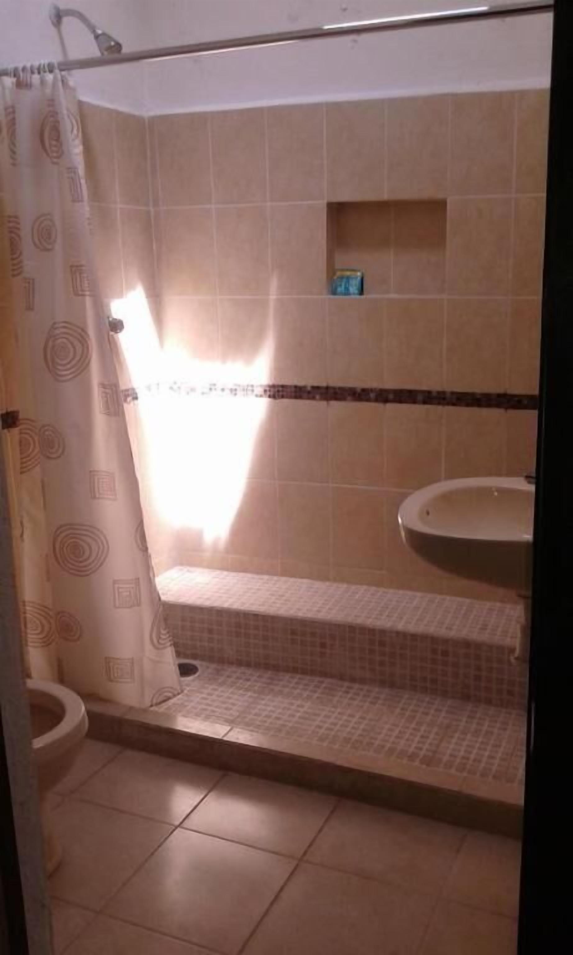 Regadera, regadera tipo lluvia, amenidades de baño de diseñador 