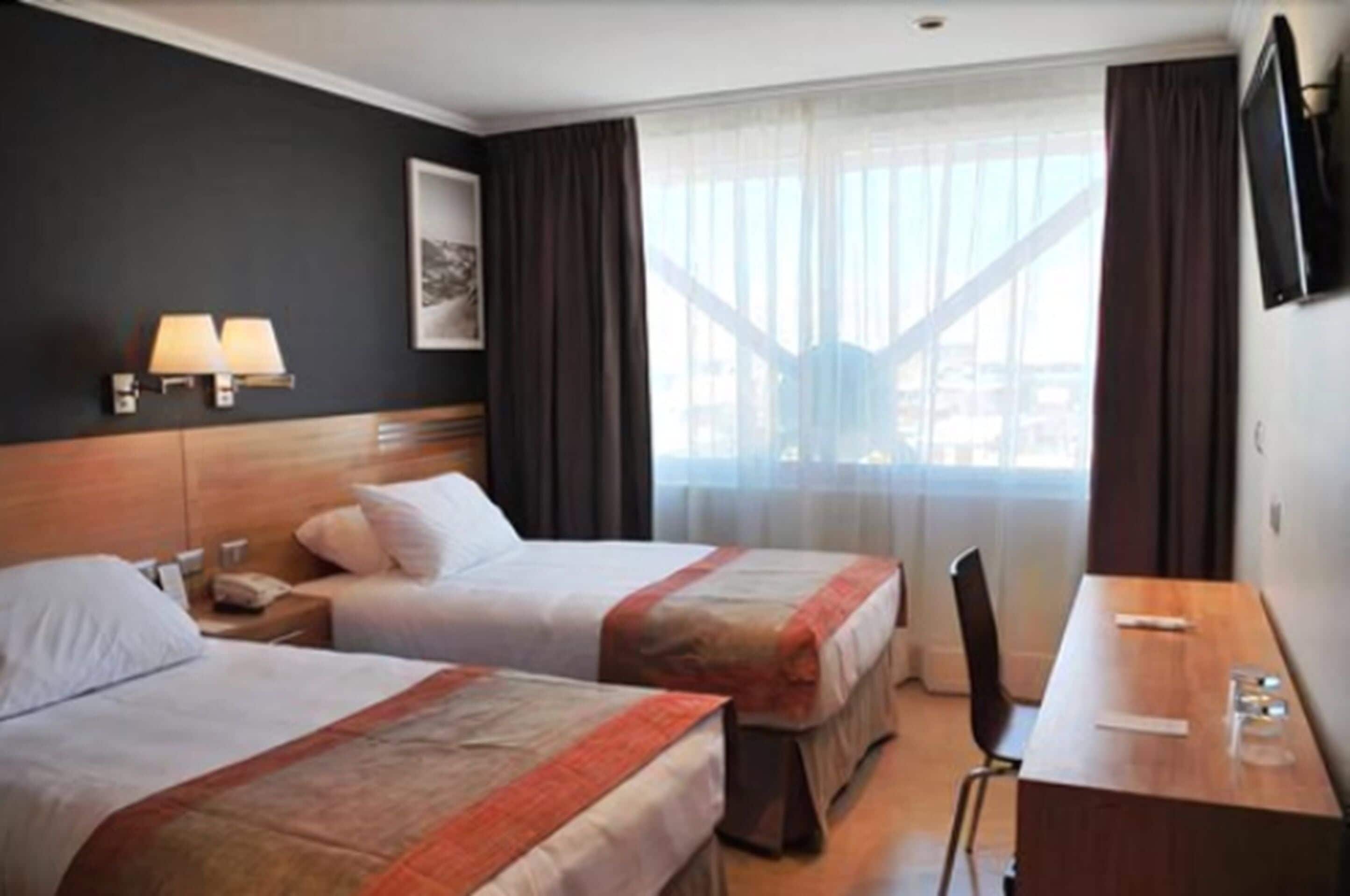 standard twin room | premium bedding, minibar, in-room safe, desk