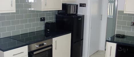 Full-size fridge, microwave, oven, stovetop