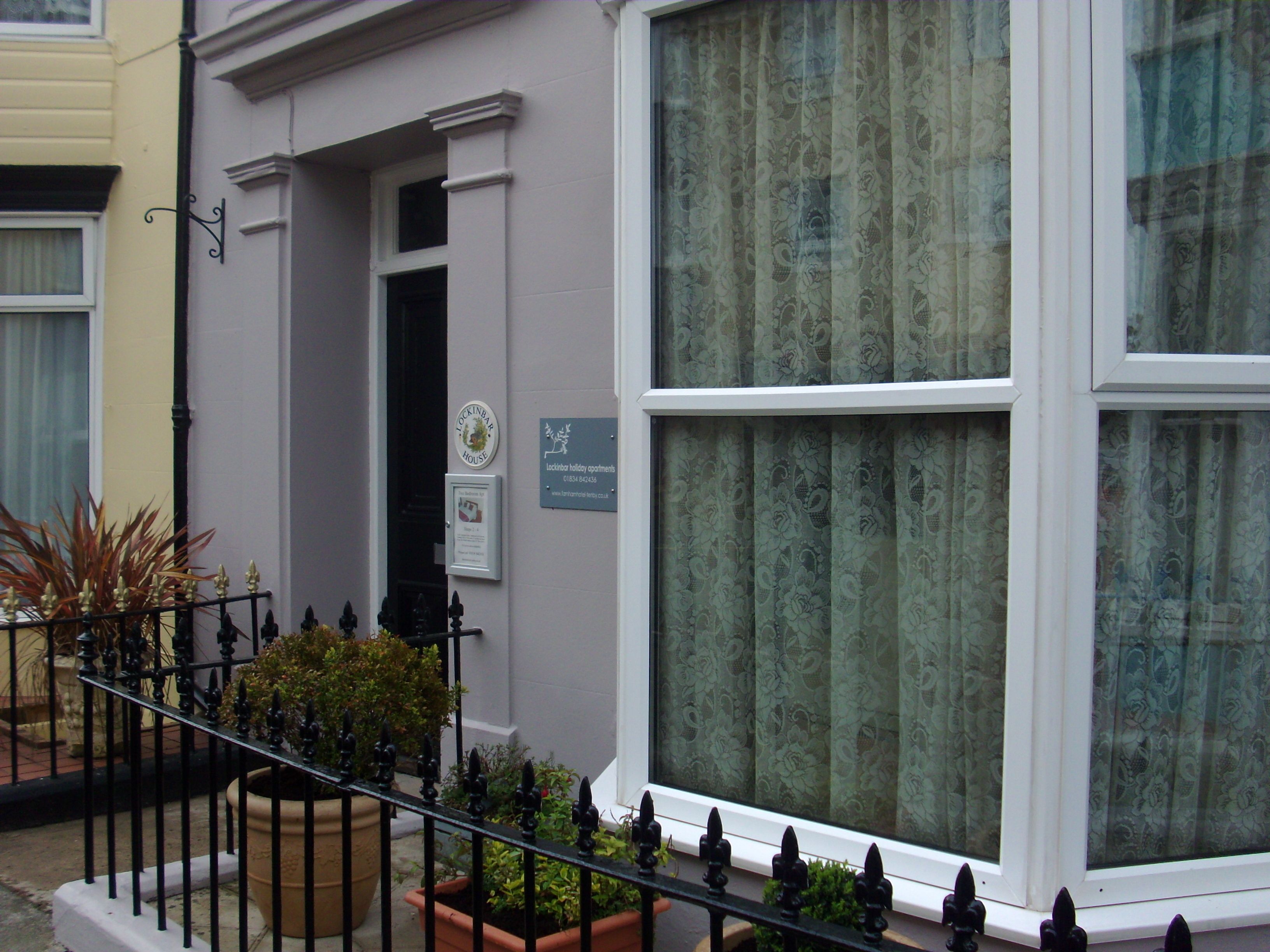 Vista frontal de la propiedad