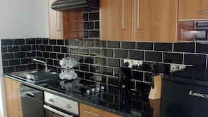 Lemari es besar, microwave, oven, dan kompor