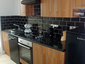Full-size fridge, microwave, oven, stovetop - Lockinbar Holiday Apartment (Tenby)