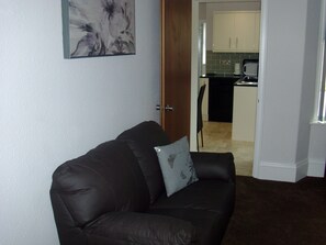 32-inch flat-screen TV with digital channels, LCD TV - Lockinbar Holiday Apartment (Tenby)