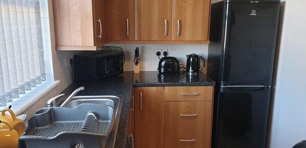 Apartamento superior, 2 habitaciones | Cocina privada | Frigorífico grande, microondas, horno y placa de cocina