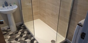 Superior Apartment, 2 Bedrooms | Bathroom | Shower, free toiletries, hair dryer, towels