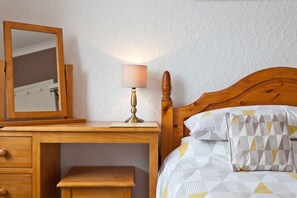 Phòng đôi Tiêu chuẩn, phòng tắm riêng | Bộ đồ giường kháng dị ứng, bàn, khu vực làm việc phù hợp cho laptop 
