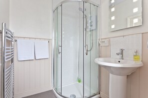 Standard Double Room, Ensuite | Bathroom | Free toiletries, hair dryer, bathrobes, towels - The Red Townhouse (Penrith)