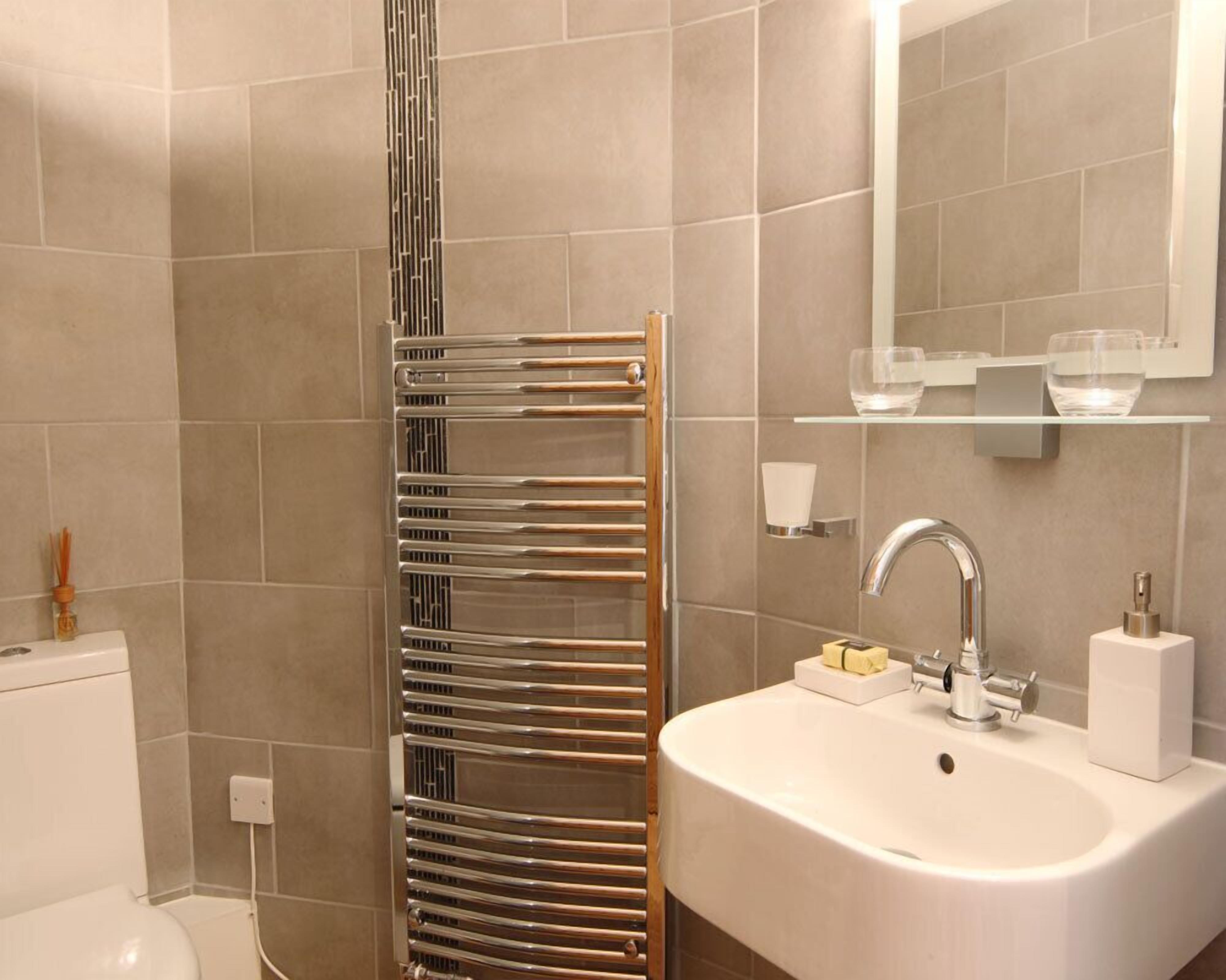 Luxury Apartment, 1 Bedroom (Brookes) | Bathroom | Shower, free toiletries, hair dryer, towels