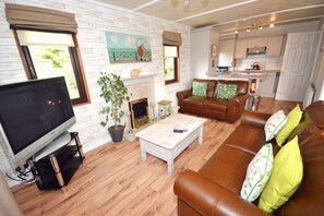 Signature Chalet, 2 Bedrooms, Hot Tub, Garden View | Living room