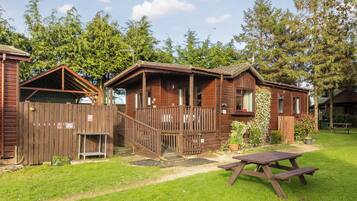 Superior Chalet, 2 Bedrooms, Hot Tub | Individually decorated, individually furnished, iron/ironing board