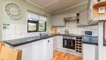 Superior-Chalet, 2 Schlafzimmer, Whirlpool | Eigene Küche | Kühlschrank, Mikrowelle, Ofen, Herdplatte