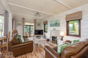 Signature Chalet, 2 Bedrooms, Hot Tub, Garden View | Living area