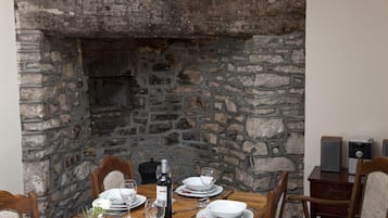 Standard Cottage, 4 Bedrooms (3 doubles + 2 singles) | In-room dining