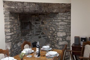 Standard Cottage, 4 Bedrooms (3 doubles + 2 singles) | In-room dining - Merlin Cottages (Llandovery)