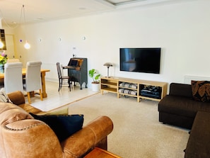 Departamento superior, 2 habitaciones | Área de sala de estar | Televisión LCD, reproductor de DVD y estación para iPod