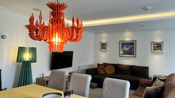 Superior Apartment, 2 Bedrooms | Dining