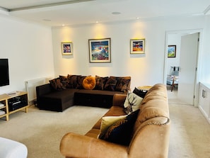Departamento superior, 2 habitaciones | Área de sala de estar | Televisión LCD, reproductor de DVD y estación para iPod