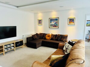 Superior Apartment, 2 Bedrooms | 2 bedrooms, soundproofing, free cribs/infant beds, free WiFi