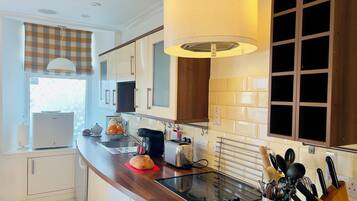 Appartement Supérieur, 2 chambres | Cuisine privée | Réfrigérateur, micro-ondes, plaque de cuisson, lave-vaisselle