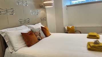 Superior Apartment, 2 Bedrooms | 2 bedrooms, individually decorated, individually furnished