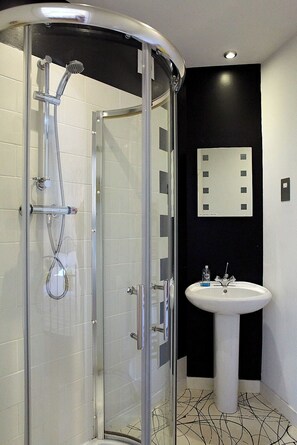 Superior Apartment, 2 Bedrooms | Bathroom | Hair dryer, towels, soap, shampoo