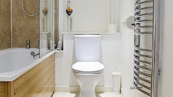 Superior Apartment, 2 Bedrooms | Bathroom | Hair dryer, towels, soap, shampoo