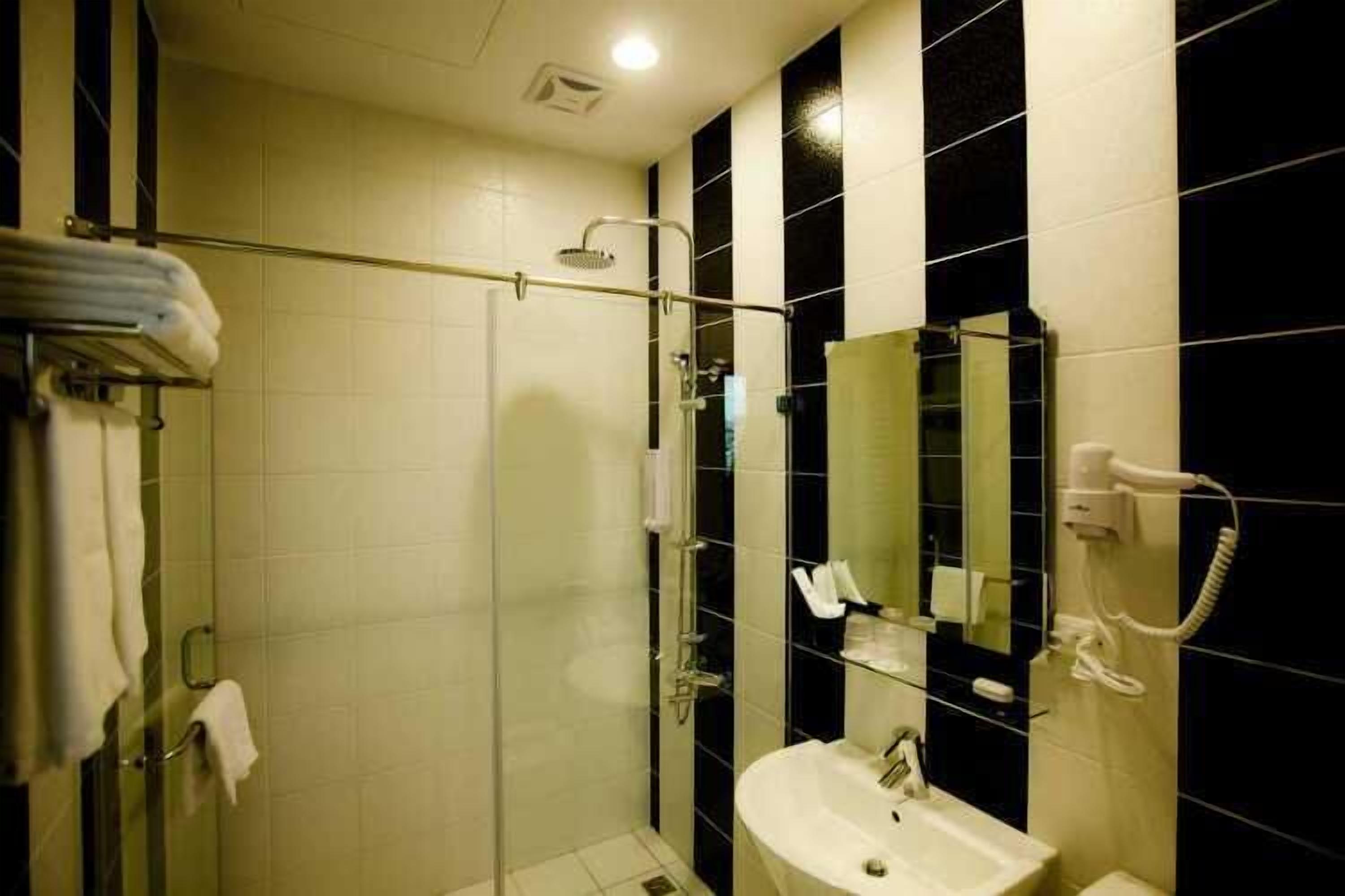 Classic Double Room ((Street View)) | Bathroom