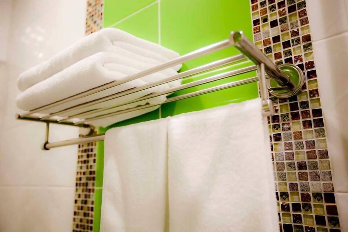 Chambre classique avec lits jumeaux | Commodités de la salle de bain
