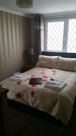 Habitación doble estándar, vista al mar (2nd Floor) | Tabla de planchar con plancha, wifi gratis y ropa de cama