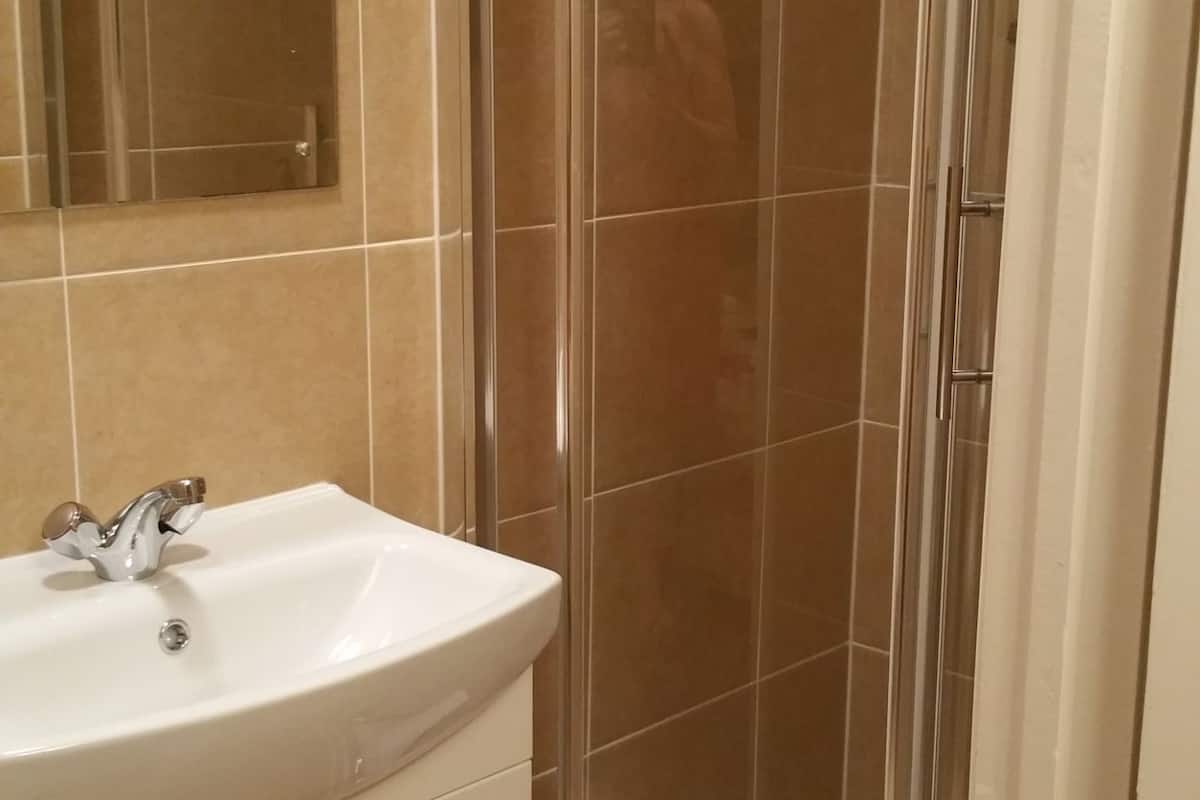 Standardzimmer, 1 Doppelbett oder 2 Einzelbetten, Meerblick | Dusche im Bad