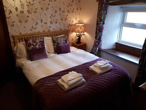 Sábanas de algodón egipcio y tabla de planchar con plancha