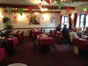 Serveert diner, lokale gerechten