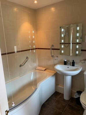 Combined shower/tub, free toiletries, hair dryer, towels