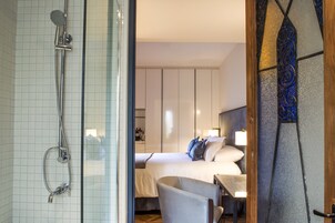 Chambre Double Deluxe | Literie de qualité supérieure, coffres-forts dans les chambres, bureau