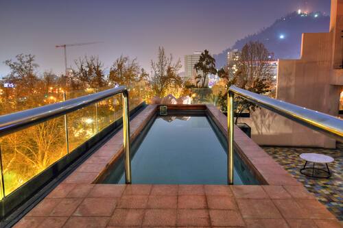 Piscina a l'aire lliure, para-sols i gandules