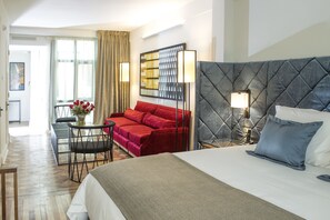 Suite | Luxe beddengoed, een kluis op de kamer, individueel gedecoreerd