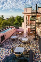 Outdoor pool, pool umbrellas, sun loungers